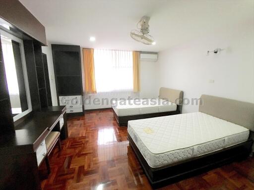 3-Bedrooms spacious family-friendly apartment - Sukhumvit 24 (Phrom Phong BTS)