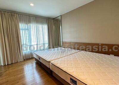 Modern 3-Bedrooms Condo unit just steps away from Phrom Phong BTS