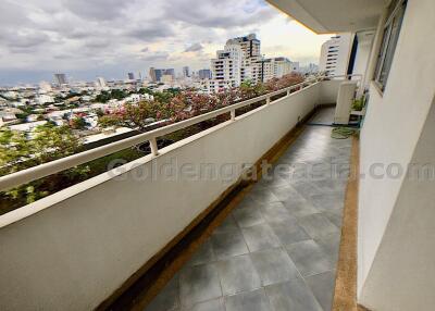 3-Bedrooms condo with balcony-terrace - Ekkamai