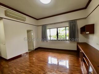 Big 3-Bedrooms Quiet lowrise Apartment with large balcony- Ekkamai BTS