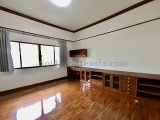Big 3-Bedrooms Quiet lowrise Apartment with large balcony- Ekkamai BTS