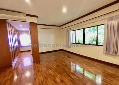Big 3-Bedrooms Quiet lowrise Apartment with large balcony- Ekkamai BTS