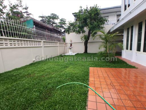 3-Bedrooms Single House with Garden - Ekkamai