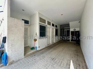 3-Bedrooms modern Townhouse - Sukhumvit soi 62 (Bang Chak BTS)