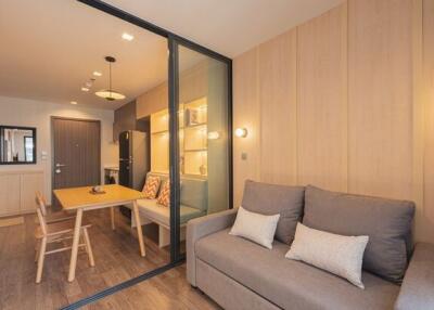 Modern and cozy living room with a dining area and an elegant glass partition