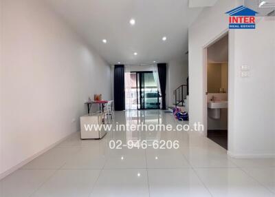 Spacious and Bright Living Room with Access to Balcony