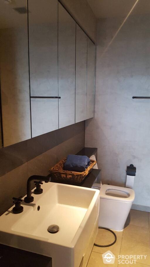 1-BR Condo at The Lofts Asoke near MRT Phetchaburi (ID 513945)