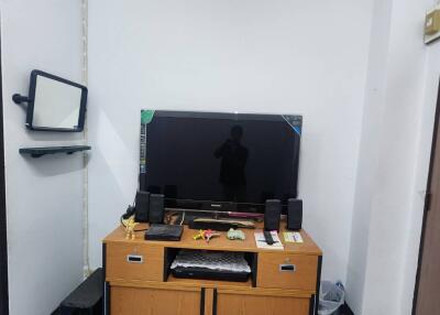 Compact office space with TV and wooden furniture