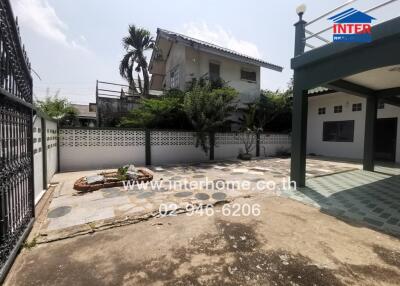 Spacious house exterior with large driveway and garden area