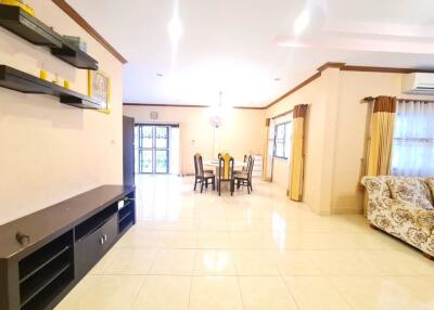 Beautiful 3-bedroom poolvilla in Bang Saray
