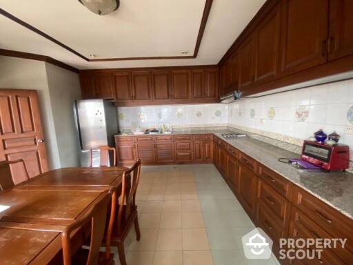 3-BR Condo at Castle Hill Mansion Condominium near BTS Ekkamai