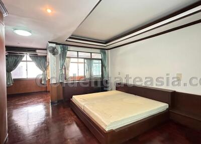 5 Bedrooms Townhouse suitable for Home/Office - Sathorn