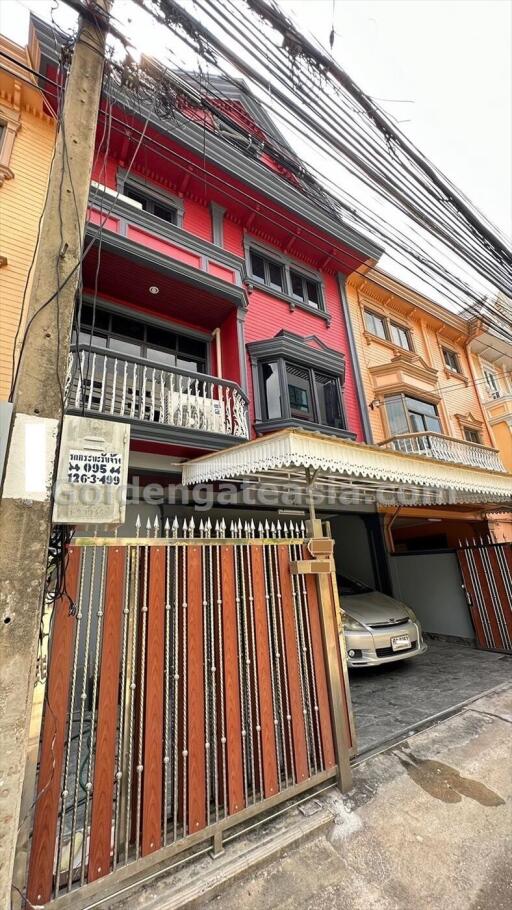 3 Bedrooms Townhouse with Study - Sathorn Chong Nonsi BTS