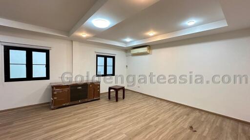 3 Bedrooms Townhouse with Study - Sathorn Chong Nonsi BTS