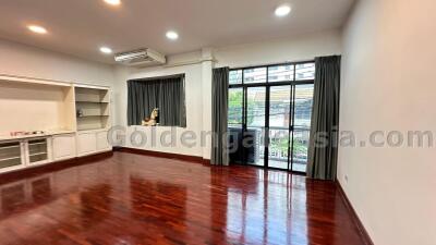 3 Bedrooms Townhouse with Study - Sathorn Chong Nonsi BTS