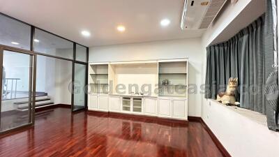 3 Bedrooms Townhouse with Study - Sathorn Chong Nonsi BTS