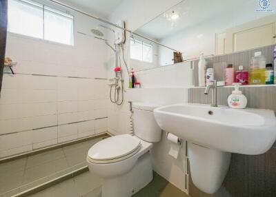 Well-maintained bathroom with modern fixtures