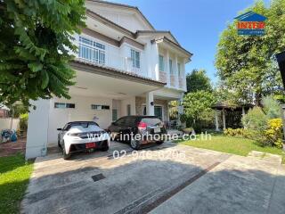 Spacious two-story house with front garden and driveway