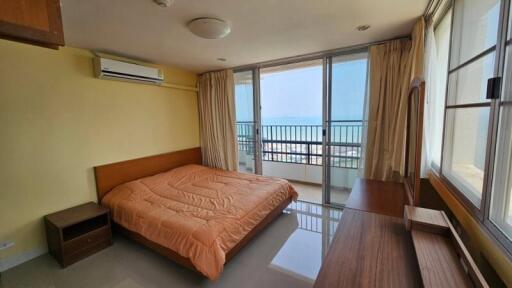 Bedroom with ocean view and balcony access