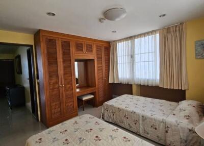Spacious Bedroom with Twin Beds and Ample Lighting