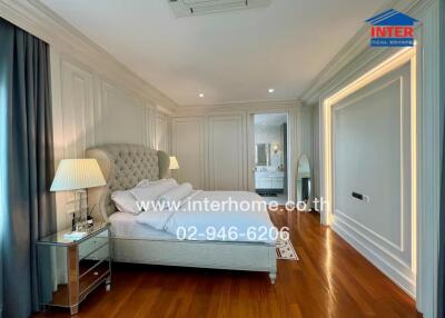 Elegant and spacious bedroom with en-suite bathroom and modern design