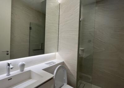 Modern bathroom with large mirror and marble finishes