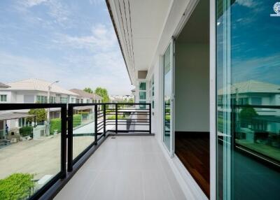 Spacious balcony with clear view over the residential community