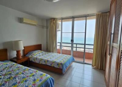 Bright and airy twin bedroom with ocean view and balcony access