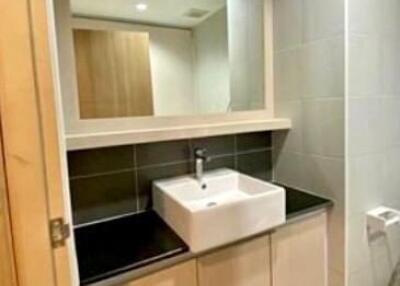 Modern bathroom with a stylish sink and vanity