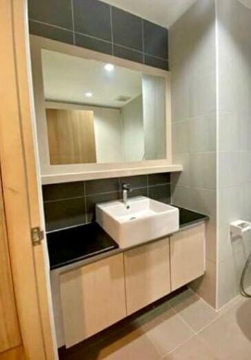 Modern bathroom with a stylish sink and vanity