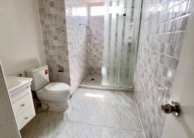 2 ห้องนอน, 1 ห้องน้ำ คอนโด ราคา ฿ 26,000/เดือน