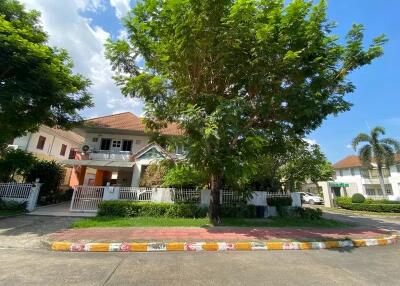 House for sale in Watcharaphon Sukhaphiban 5