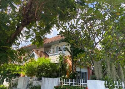 House for sale in Watcharaphon Sukhaphiban 5