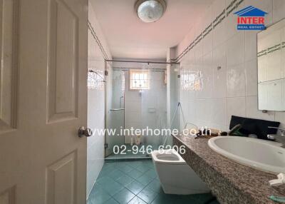 Bright and spacious bathroom with modern amenities