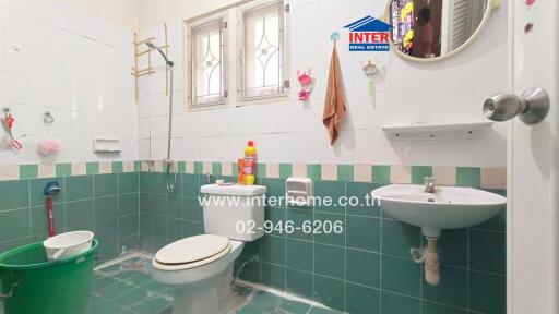 Clean and well-maintained bathroom with modern amenities