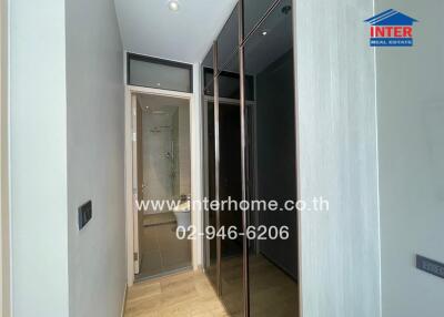 Modern hallway with glass door leading to shower and mirrored wardrobe