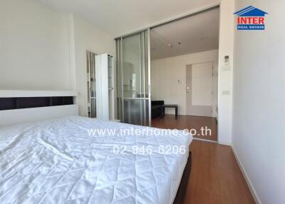 Spacious and modern bedroom with large bed and glass partition