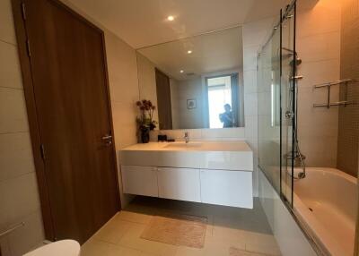 Elegant modern bathroom with spacious layout