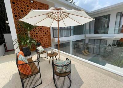 Modern outdoor patio with stylish seating and decorative privacy wall