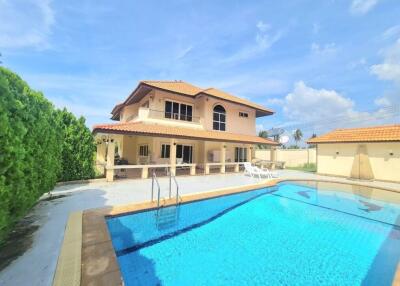 4-Bedroom Pool Villa near Bang Saray Beach