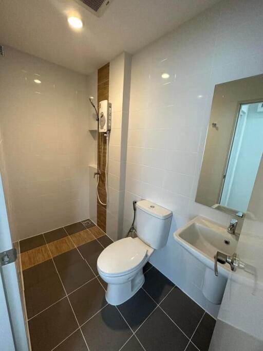Modern bathroom with white and dark tile design