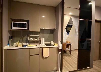 1-BR Condo at Whizdom Essence Sukhumvit near BTS Punnawithi