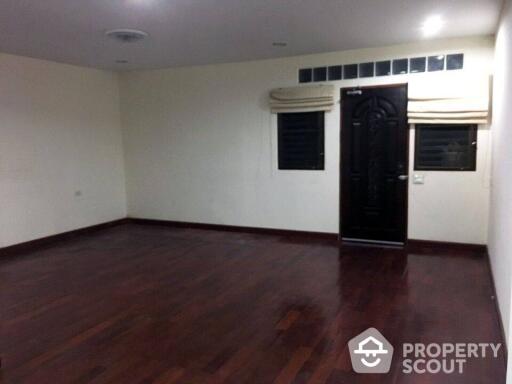 4-BR Townhouse close to Sathu Pradit