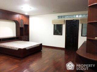 4-BR Townhouse close to Sathu Pradit