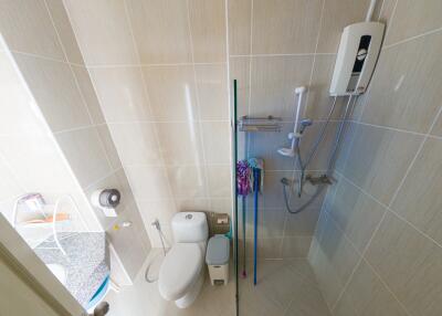 Spacious and well-equipped bathroom with modern amenities
