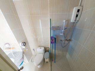 Spacious and well-equipped bathroom with modern amenities