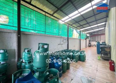Large storage area with multiple gas cylinders
