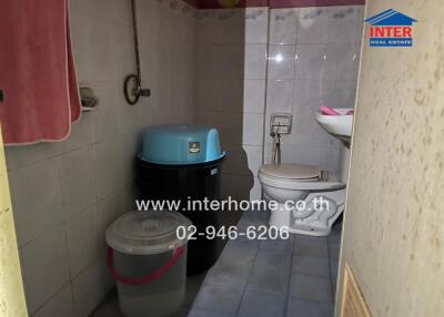 Bathroom with showerhead and storage containers