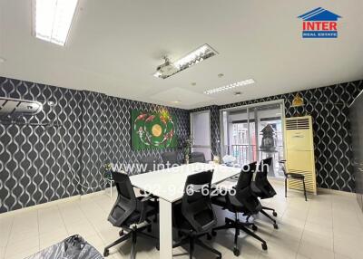 Office meeting room with modern decor and furnishings