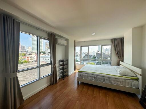 1-bedroom spacious condo for sale 400m from BTS Pra Khanong